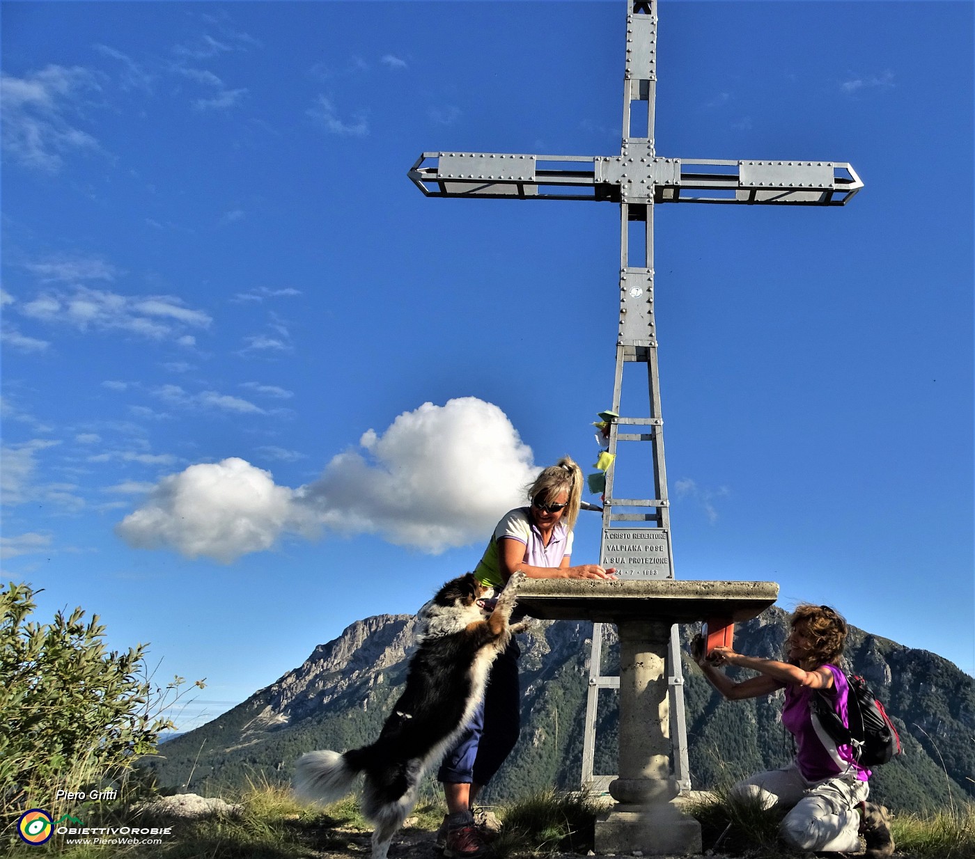 02 Alla croce del Monte Castello (1425 m).JPG -                                